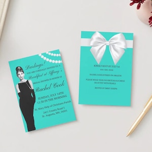 Könnte beinhalten: Eine türkisfarbene Einladung zu einem Brautparty mit einer weißen Schleife und einem Schwarzweißbild von Audrey Hepburn. Der Einladungstext lautet: "Liebste! Sie sind herzlich eingeladen zu einem Frühstück bei Tiffany's, einem Brautparty zu Ehren von Rachel Cook. Sonntag, 14. Juli, 11:30 Uhr morgens in der St. Mary Help of Christians Parish, 2411 County Road 5, St. Augusta, MN, 54501. Bitte melden Sie sich bis zum 1. Juli an. Rachel ist bei Amazon registriert. Bitte tragen Sie Ihr Lieblingskleid in Schwarz oder ein Outfit mit Perlen. Veranstaltet von Jimmy Joseph."