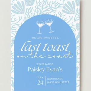 Könnte beinhalten: Eine blaue und weiße Einladung mit einem Muschel- und Korallendesign. Der Text lautet "Sie sind eingeladen zu einem letzten Toast an der Küste zur Feier von Paisley Evan's am 24. Juli in Nantucket, Massachusetts."