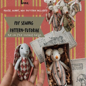 Könnte beinhalten: Bild von handgefertigten Stofftier-Mäusen und einem Hasen. Die Spielzeuge sind grau und weiß mit gemusterten Stoffakzenten. Das Bild enthält eine Box mit einer Maus im Inneren und den Text "Tiny toys in the box" und "PDF sewing pattern + tutorial". Die Spielzeuge sind 9,5 cm hoch.