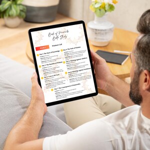 Puede incluir: Una persona está leyendo una tableta digital con un plan de estudio bíblico semanal para el libro de Proverbios. La pantalla de la tableta muestra el título "Book of Proverbs Bible Study" y el texto "Week 1: Wisdom's Call".