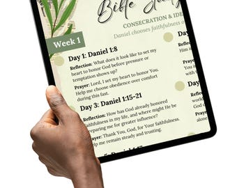 Può includere: Un tablet digitale che mostra una guida allo studio della Bibbia intitolata "Daniel Fast Bible Study". Lo schermo mostra il testo sulla consacrazione e la fedeltà, con una sezione "Settimana 1" e riflessioni e preghiere quotidiane. Il tablet è tenuto in mano.