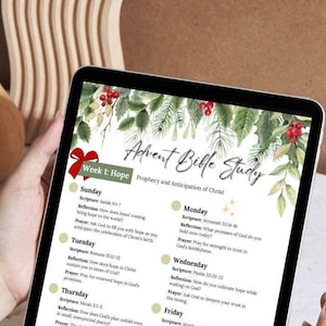 Könnte beinhalten: Ein digitaler Planer mit einem Aquarellhintergrund aus grünen Blättern und roten Beeren. Der Planer trägt den Titel "Advent-Bibelstudium" und enthält tägliche Bibellesungen, Reflexionen und Gebetsanregungen für die Woche der Hoffnung.
