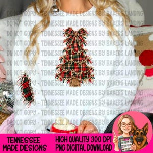 Puede incluir: Una sudadera blanca de manga larga con un gráfico central de un árbol de Navidad hecho de tela de cuadros rojos, verdes y dorados con bordes deshilachados y un lazo en la parte superior, además de un parche a juego en la manga izquierda.
