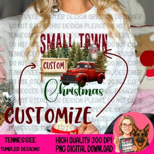 Op de afbeelding: Een kerstontwerp met een rode vintage truck met een kerstboom, met de tekst "Small Town Christmas". Het ontwerp bevat het woord "Customize" en een bord met "Custom".