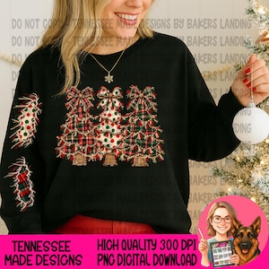 Puede incluir: Una sudadera negra de manga larga con tres árboles de Navidad estilizados en la parte delantera, cada uno con un lazo. Los árboles tienen patrones de cuadros y lunares rojos y verdes. Dos parches de árbol adicionales están en la manga izquierda.