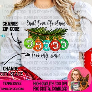 Puede incluir: Un diseño gráfico festivo con el texto "Small Town Christmas" y campos personalizables para la ciudad, el estado y el código postal. Presenta adornos coloridos con el número "5" y una rama de pino.