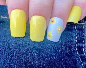 Yellow Floral Press On Nails Short Square | Daisy Simple Summer Everyday Reusable Glue On Nails