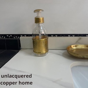 Dispenser per sapone liquido in ottone martellato e vetro, Dispenser per sapone liquido in ottone non laccato - Dispenser per sapone liquido in ottone e vetro.