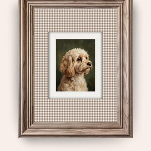Puede incluir: Un retrato enmarcado de un perro de pelo rizado color marrón claro sobre un fondo verde oscuro. La obra está dentro de un marco de madera con un paspartú de cuadros vichy beige y blanco, creando un borde estructurado alrededor de la imagen.