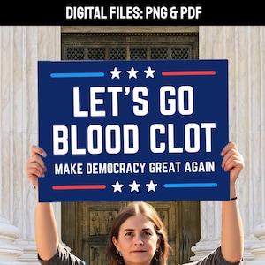 Op de afbeelding: Een persoon houdt een marineblauw bord vast met witte tekst die luidt "LET'S GO BLOOD CLOT" boven "MAKE DEMOCRACY GREAT AGAIN". Het bord heeft blauwe en rode strepen met sterren. De woorden "DIGITAL FILES: PNG & PDF" staan bovenaan.