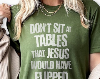 Camiseta Socialista - Não se sente em mesas que Jesus teria virado, Coma os ricos, Presente para um progressista, cristão de esquerda, anticapitalista