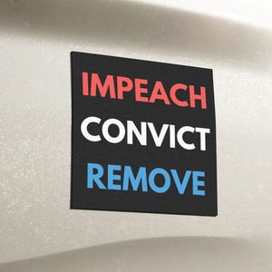 Puede incluir: Una pegatina cuadrada negra para parachoques con el texto IMPEACH en rojo, CONVICT en blanco y REMOVE en azul, aplicada en el portón trasero de un vehículo de color claro. La pegatina tiene un acabado mate y está sobre un emblema 4x4.