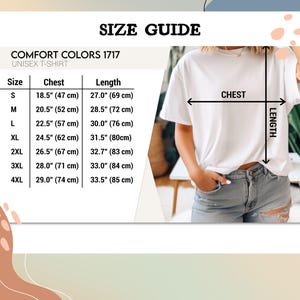 Pode incluir: Uma tabela de guia de tamanhos para uma t-shirt unissexo Comfort Colors 1717. A tabela lista os tamanhos de S a 4XL com as medidas de peito e comprimento em polegadas e cent&iacute;metros. Uma t-shirt branca &eacute; mostrada com setas indicadoras.