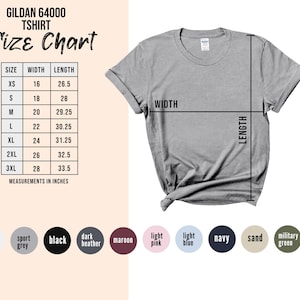 Puede incluir: Una camiseta Gildan 64000 gris claro con una tabla de tallas. La tabla enumera las tallas XS a 3XL, con medidas de ancho y largo en pulgadas. Las opciones de color incluyen blanco, gris deportivo, negro, jaspeado oscuro, granate, rosa claro, azul claro, marino, arena y verde militar.