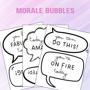 Può includere: Diverse carte bianche con fumetti neri contenenti frasi motivazionali come "Ce la puoi fare!" e "Sei in forma oggi." Le parole "Morale Bubbles" sono scritte in rosa in alto.