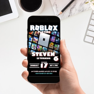 K&ouml;nnte beinhalten: Ein schwarzer Smartphone-Bildschirm zeigt eine Geburtstagseinladung f&uuml;r eine Roblox-Party. Die Einladung zeigt ein farbenfrohes Roblox-Logo, den Namen "Steven", das Alter "6" und das Datum "Sonntag, 17. November um 13:00 Uhr".