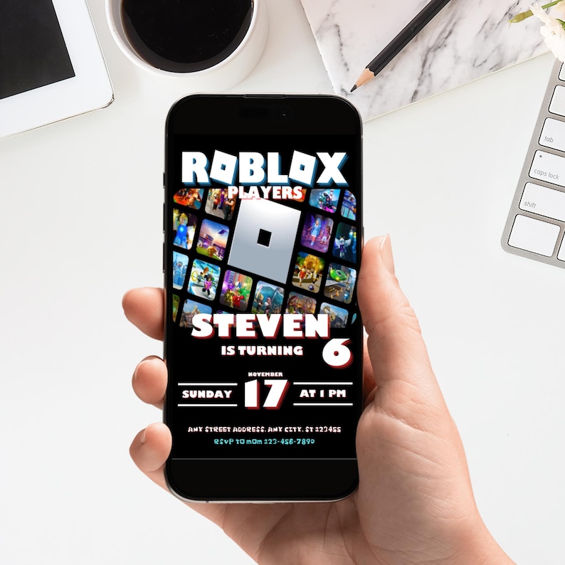 K&ouml;nnte beinhalten: Ein schwarzer Smartphone-Bildschirm zeigt eine Geburtstagseinladung f&uuml;r eine Roblox-Party. Die Einladung zeigt ein farbenfrohes Roblox-Logo, den Namen "Steven", das Alter "6" und das Datum "Sonntag, 17. November um 13:00 Uhr".