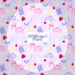 Puede incluir: Patrón repetitivo sobre un fondo lila claro con ilustraciones de dibujos animados de gatos rosas y grises, libros, fresas, lazos, mariposas, lápices y flores. El texto "Wildflowers & Pistols" está en un círculo blanco.
