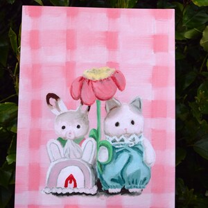 Peut inclure: Peinture fantaisiste sur fond rose &agrave; carreaux repr&eacute;sentant deux personnages animaliers anthropomorphes. Un lapin en robe blanche et un chat en salopette bleue, pr&egrave;s d'une fleur rose. La peinture est sign&eacute;e "Eluna".