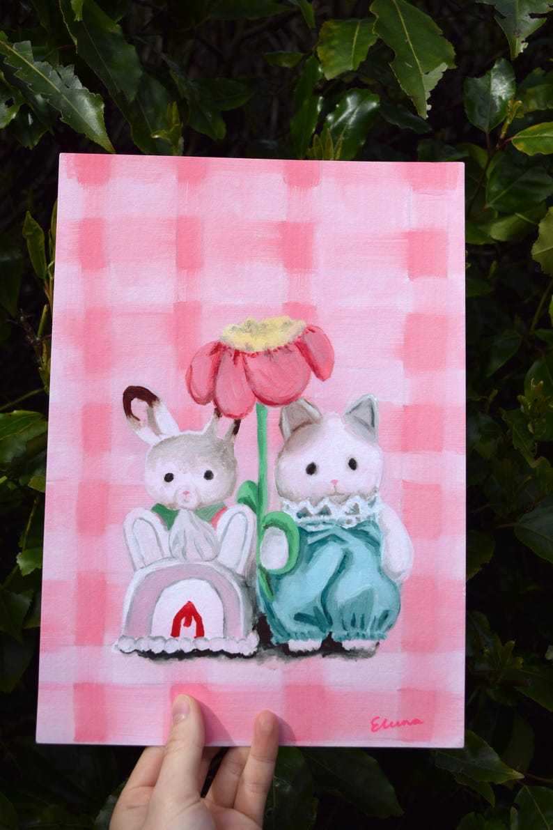 Peut inclure: Peinture fantaisiste sur fond rose &agrave; carreaux repr&eacute;sentant deux personnages animaliers anthropomorphes. Un lapin en robe blanche et un chat en salopette bleue, pr&egrave;s d'une fleur rose. La peinture est sign&eacute;e "Eluna".