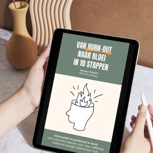 Puede incluir: Una tableta digital que muestra la portada de un libro electrónico con el título "Van Burn-Out Naar Bloei In 10 Stappen" de Renske Oelrich, MSc Psychology. La portada presenta un fondo verde con una ilustración en blanco y negro de una cabeza con llamas saliendo de ella. El texto "Informatief en praktisch e-book met concrete stappen voor meer zelfliefde, balans en energie tijdens burn-out" también se muestra en la portada.
