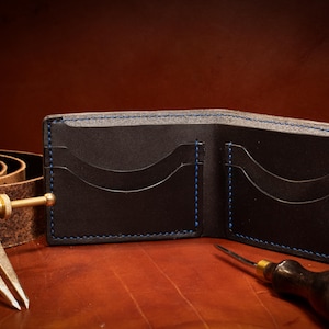 Cartera clásica de piel negra plegable con capacidad para ocho tarjetas. Hecha a mano con Wickett & Craig Bridle. Cosida a mano con hilo encerado, bordes pulidos a mano