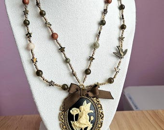 Colar com pingente de fada e papoula alta - Joias em tons terrosos da floresta - Talismã das vibrações de Virgem