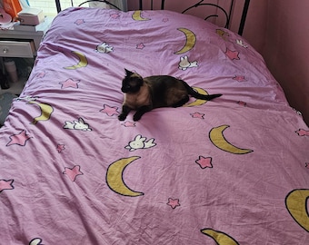 Capa de edredom Usagi's Day Dream para cama com tema de coelhinho lunar, lua e estrelas.