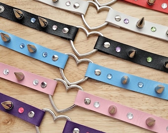 Gargantilha Punk Kawaii com Corações Bordados à Mão - Tamanho Pequeno/Médio