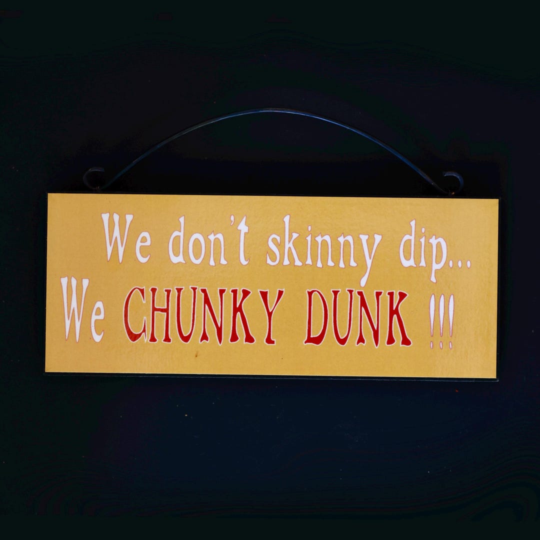 Targa In Metallo Divertente WSTKJW 'We Don't Skinny Dip We Chunky Dunk', 20x30 Cm, Per Interni/esterni