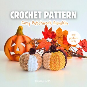 Peut inclure: Deux citrouilles en patchwork crochetées en fil brun, blanc et orange. Les citrouilles sont posées sur une surface blanche devant une citrouille d'Halloween et des feuilles d'automne. Le texte "Cozy Patchwork Pumpkin" et "PDF pattern only" est visible sur l'image.