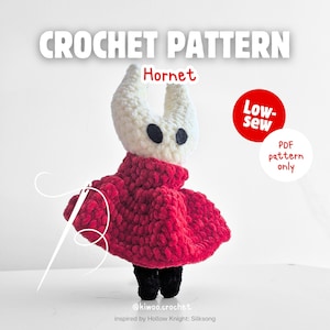 Puede incluir: Muñeca de ganchillo del personaje Hornet de Hollow Knight: Silksong. La muñeca tiene una cabeza blanca con ojos negros, una capa roja y piernas negras. La imagen incluye el texto "CROCHET PATTERN" y "Hornet". Un círculo rojo dice "Low-sew" y "PDF pattern only".