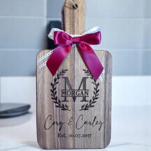 Gepersonaliseerd **Acaciahouten snijplank en messenset met geschenkdoos en kaart | Aangepaste naam en oprichtingsdatum** 12 x 6 x 0,6 inch