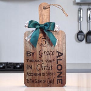 Die fünf Solas der Transformation. Schneidebrett- und Messer-Set aus Akazienholz mit Geschenkbox und Karte | Individuell.      12x6x0,6