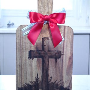 Hermosa cruz. Juego de tabla de cortar y cuchillos de madera de acacia con caja de regalo y tarjeta. Personalizado. 30,5 x 15,2 x 1,5 cm.