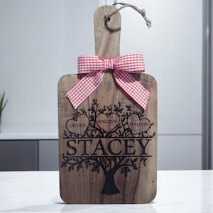 Mãe e família. Conjunto de tábua de corte e facas de madeira de acácia com caixa de presente e cartão | Personalizado. Mãe e filhos. 30 x 15 x 15 cm