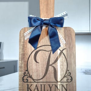 Hübscher Name. Schneidebrett- und Messer-Set aus Akazienholz mit Geschenkbox und Karte | Individuell. Besonderer Name. Monogramm. Personalisiert.  12x6x0,6