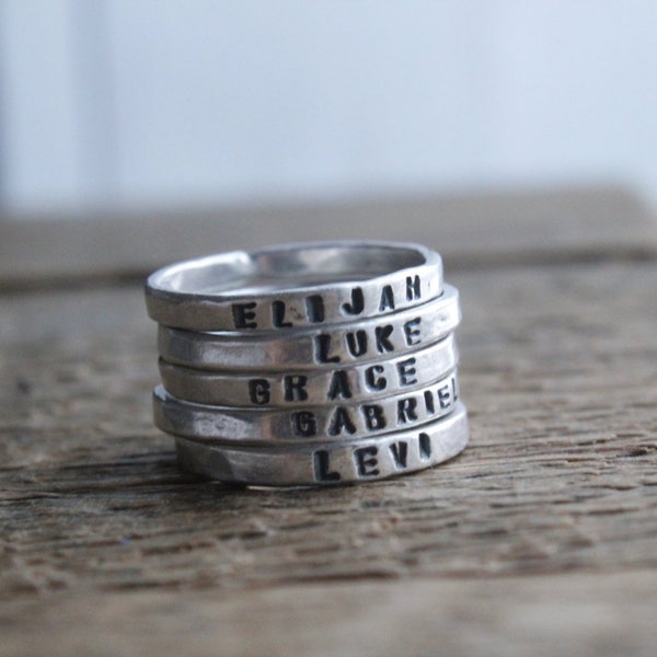 パーソナライズされたスタッキングリング/カスタマイズされたリング/子供の名前のリング/新米ママへのギフト/ママリング/名前入りリング/スタッキングリング/奥様へのギフト/ユニークなギフト