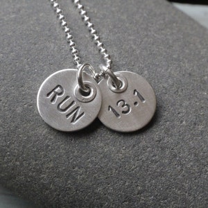 Collier semi-marathon 13.1 en argent sterling, bijoux de course, cadeau pour coureur, coureur de fond, bijoux inspirants, bijoux de marathon