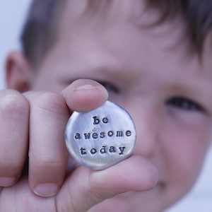 Ficha de amor, ficha de bolsillo personalizada, obsequio para una boda, palabra inspiradora, regalo de Navidad, regalo para niños, regalo de amor, peltre