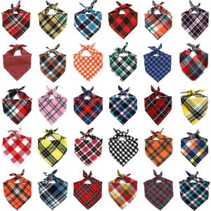Op de afbeelding: Een set van 30 geruite bandana's voor honden in verschillende kleuren en patronen. De bandana's zijn gemaakt van katoen en perfect om de outfit van je hond een stijlvolle touch te geven.