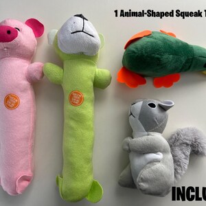 Op de afbeelding: Een set van vier pluche dieren, waaronder een roze varken, een groene kikker, een grijze eekhoorn en een groene eend. De speelgoeddieren zijn allemaal zacht en knuffelig en perfect voor kinderen van alle leeftijden. 1 Dierenvormig piepspeelgoed INBEGREPEN.