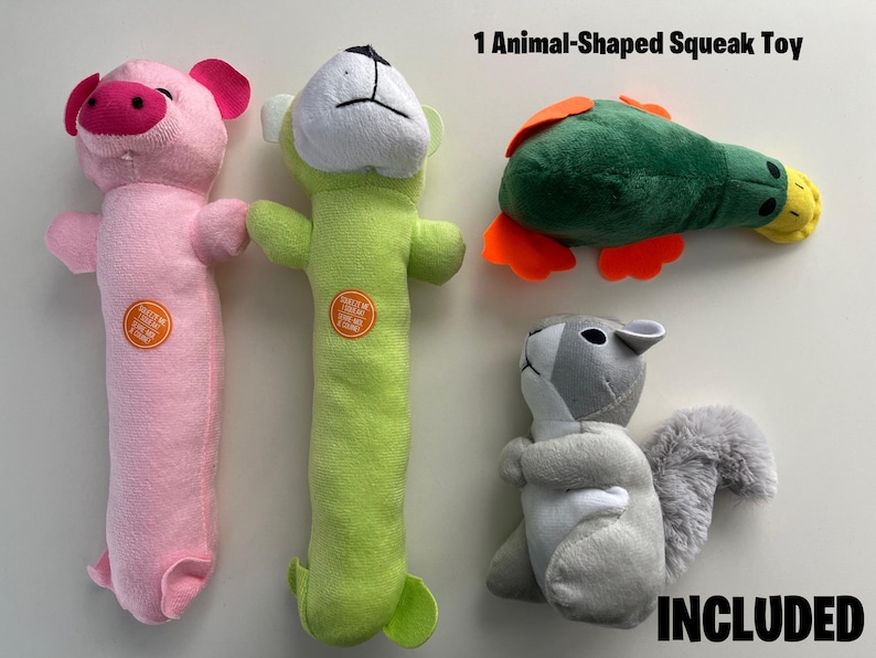 Op de afbeelding: Een set van vier pluche dieren, waaronder een roze varken, een groene kikker, een grijze eekhoorn en een groene eend. De speelgoeddieren zijn allemaal zacht en knuffelig en perfect voor kinderen van alle leeftijden. 1 Dierenvormig piepspeelgoed INBEGREPEN.