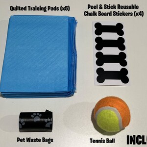 Op de afbeelding: Een set hondentrainingsproducten, inclusief vijf blauwe, gewatteerde trainingspads, vier zwarte, botvormige krijtbord stickers, een rol zwarte huisdierpoepzakken en een gele en oranje tennisbal. De tekst "INCLUDED" is in zwart op een witte achtergrond gedrukt.