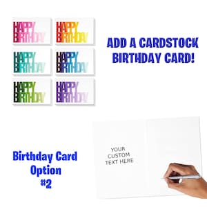 K&ouml;nnte beinhalten: Ein Satz von sechs leeren Gl&uuml;ckwunschkarten mit dem Text "Happy Birthday", der in verschiedenen Farben gedruckt ist. Die Karten werden neben einer leeren Karte mit dem Text "Your Custom Text Here" gezeigt, der auf der Innenseite gedruckt ist. Der Text "Add a Cardstock Birthday Card!" ist in Blau auf wei&szlig;em Hintergrund gedruckt.