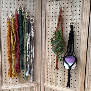 Plantenhanger voor kleine plantenpot, gemaakt van gerecycled katoen in verschillende kleuren