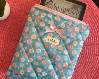 Quilted Kindle Sleeve: Handmade Cotton E-Reader Cover with Zipper