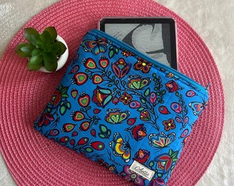 Funda acolchada hecha a mano para Kindle: Estuche floral con cremallera para lector electrónico