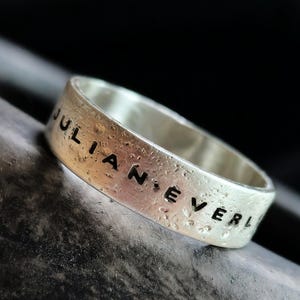 Men&#39;s Rustic Sterling Silver Band with Names | Personalized Men&#39;s Jewelry | Father&#39;s Day Gift | Silver Name Ring for Guy | Gift for Dad