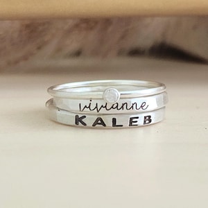 Gepersonaliseerde sterling zilveren naamring | Stapelbare ring met sierlijke letters | Moederdagcadeau